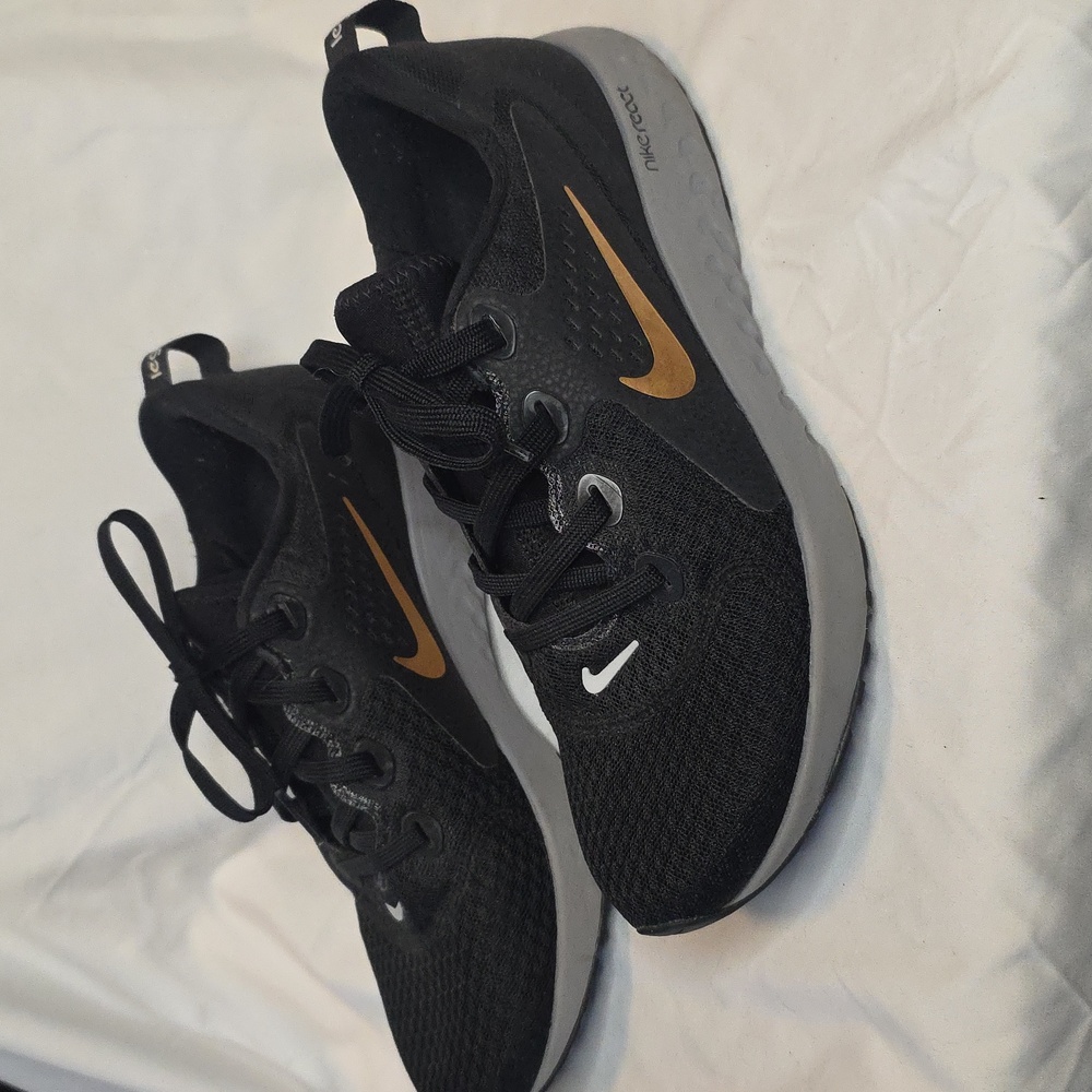 Nike Legend React Women's Size 8.5 Running Shoes Black With Gold Swoosh … - Picture 3 of 9